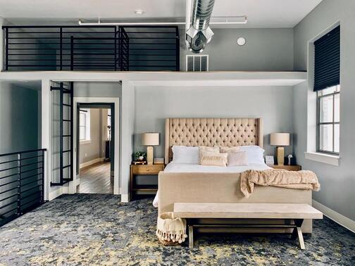 Chambre moderne avec un lit capitonné