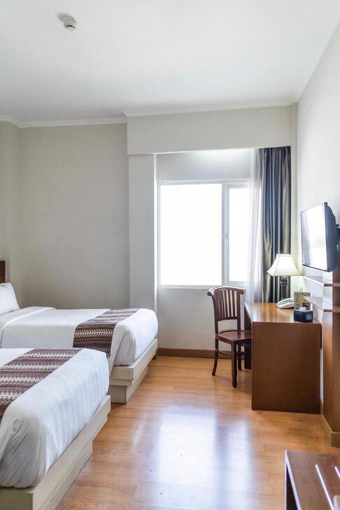Chambre avec lit et télévision