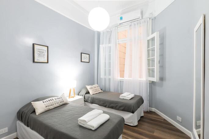 Chambre avec deux lits